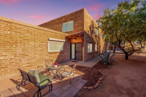 Charming dog-friendly, 2BR-1BA with Pool, Mountain Views - Low Summer Rates!